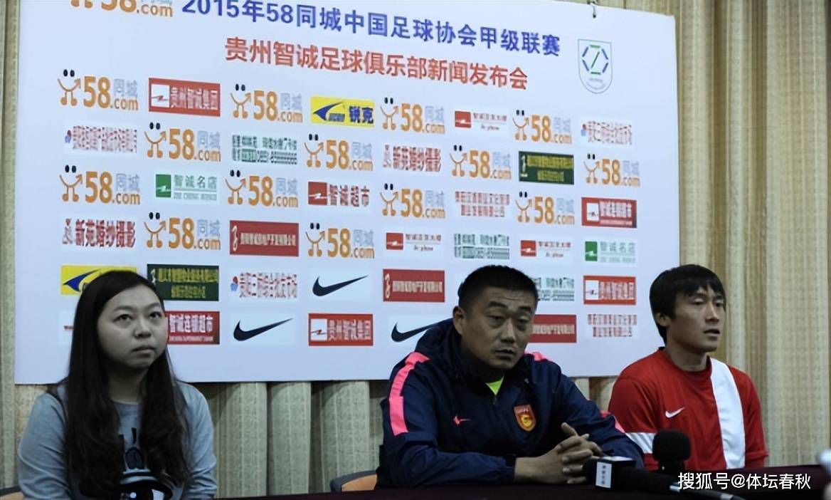 人工湖边上，对吗？柳月嗯了一声，说：对。